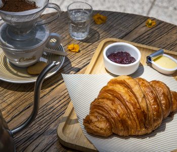 Croissant com manteiga e geleia