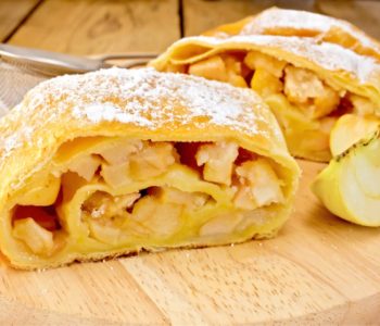strudel-with-apples-D93Y2V6.jpg